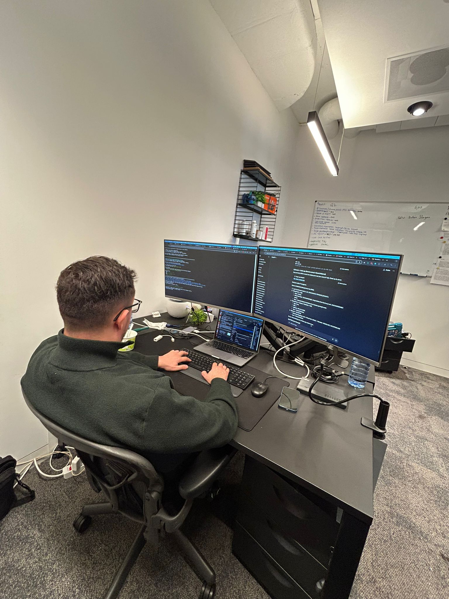ICT Productions engineer aan het werk met dual monitoring setup in Rotterdam