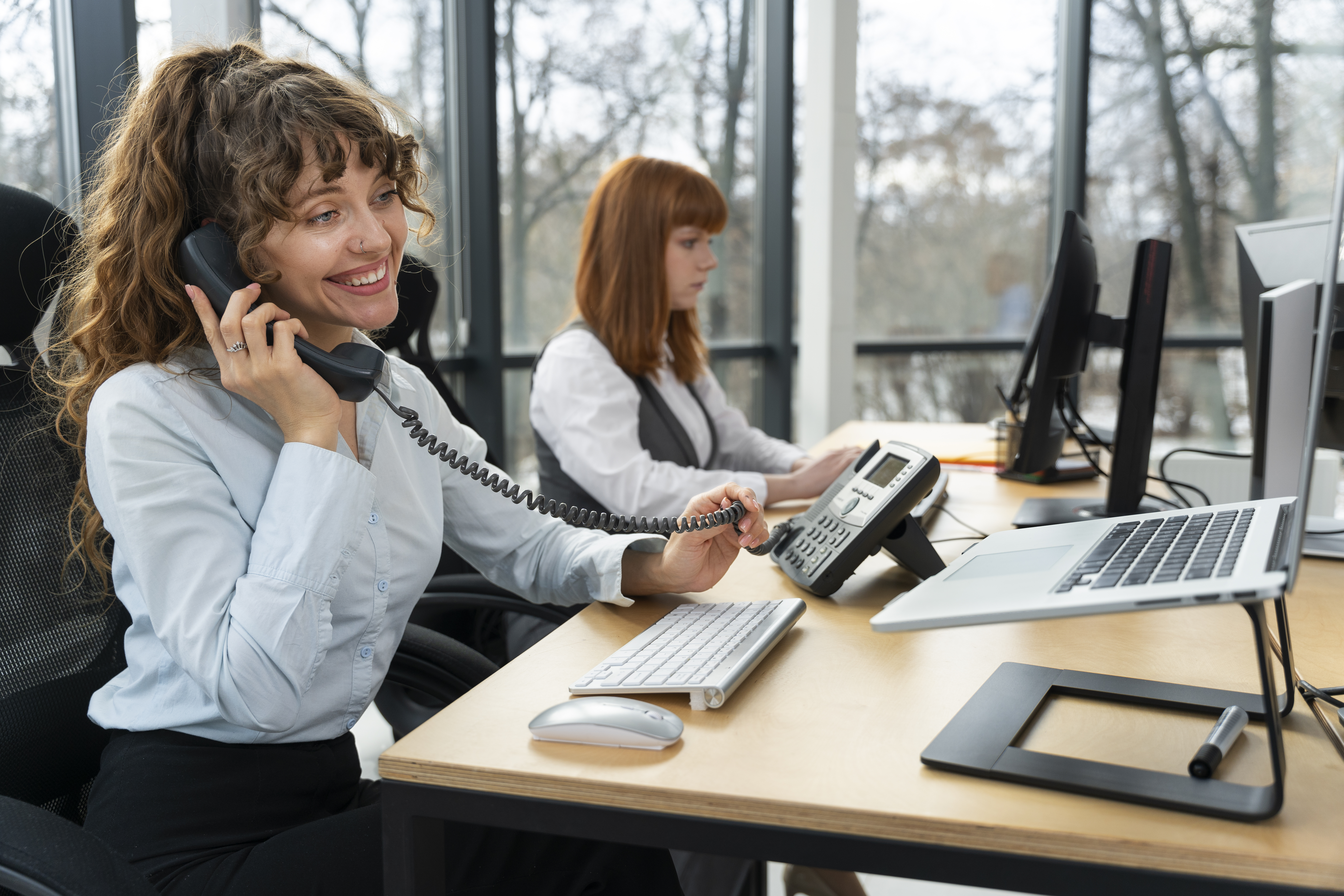 Professioneel callcenter met VoIP telefonie - medewerkers aan het werk