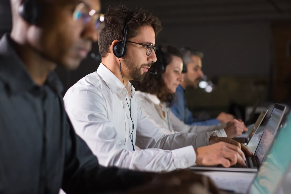 ICT-beheer Rotterdam: helpdesk en IT-support voor het MKB Helpdeskmedewerker in gesprek met een klant over ICT-beheer en IT-support voor het MKB in Rotterdam