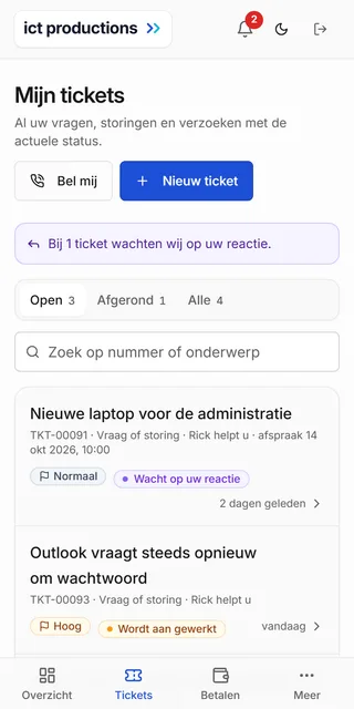 Het ticketsysteem in het klantportaal op een telefoon, met open tickets en hun status